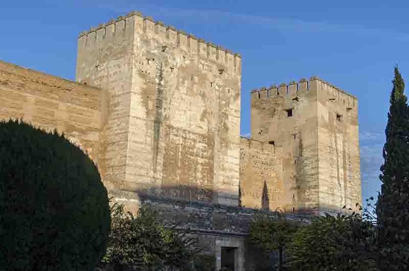 Granada 073 - La Alhambra - Alcazaba - torres Quebrada y del Homenaje.jpg
